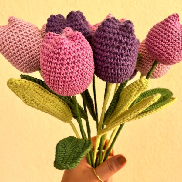 crochet-tulip-stick-closed