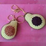 crochet-avocado-keychain